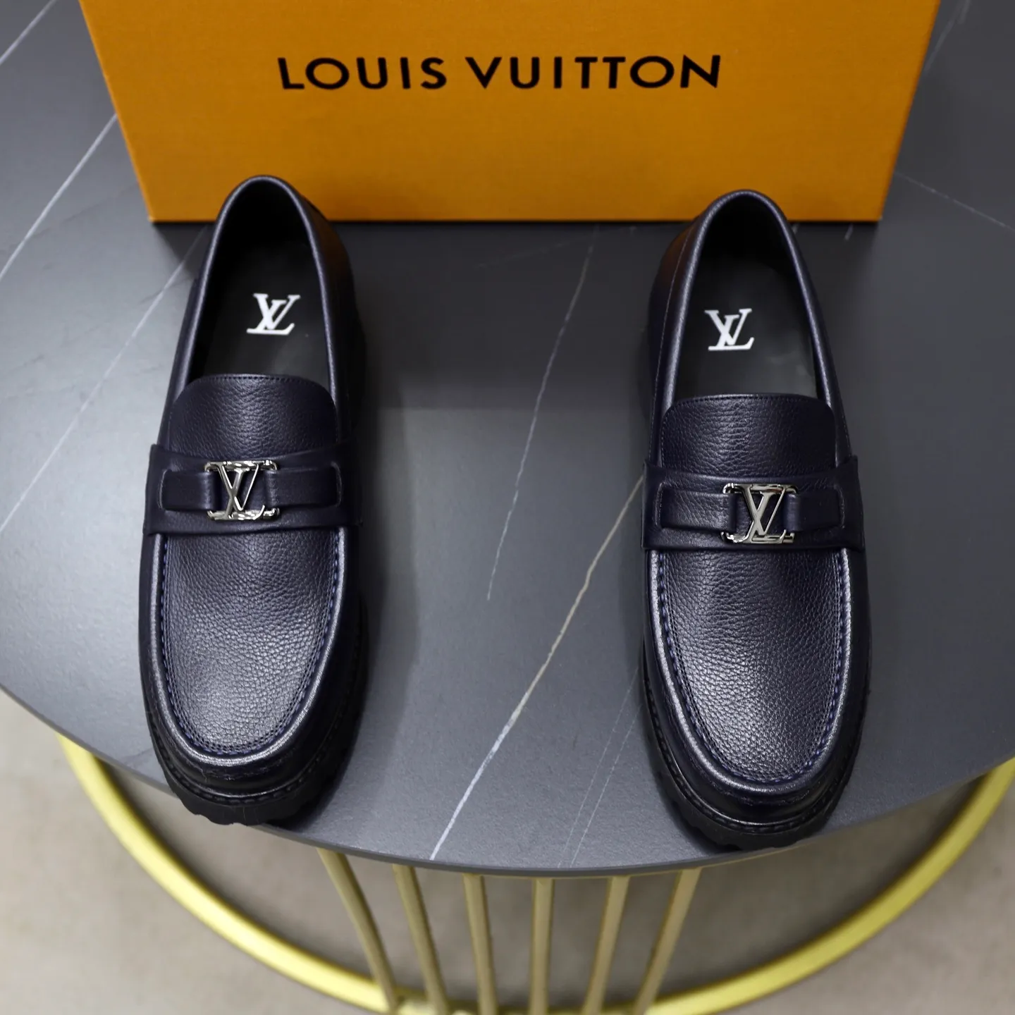 Ex-factory price: 600💰Louis Vuitton LV men's classic Oxford shoes, men's business formal boutique leather shoes, classic style, almond kernel exquisite toe, ultimate art, the whole shoe is made of imported cow leather (open edge beads), carefully selected, fine pores, excellent gloss, soft texture, strong toughness, durable and not easy to deform, apricot fetal cowhide leather lining, soft and comfortable, sweat-absorbent and breathable. Foam outsole, original box and dust bag packaging! Size: 38–44 (45/46 customized)